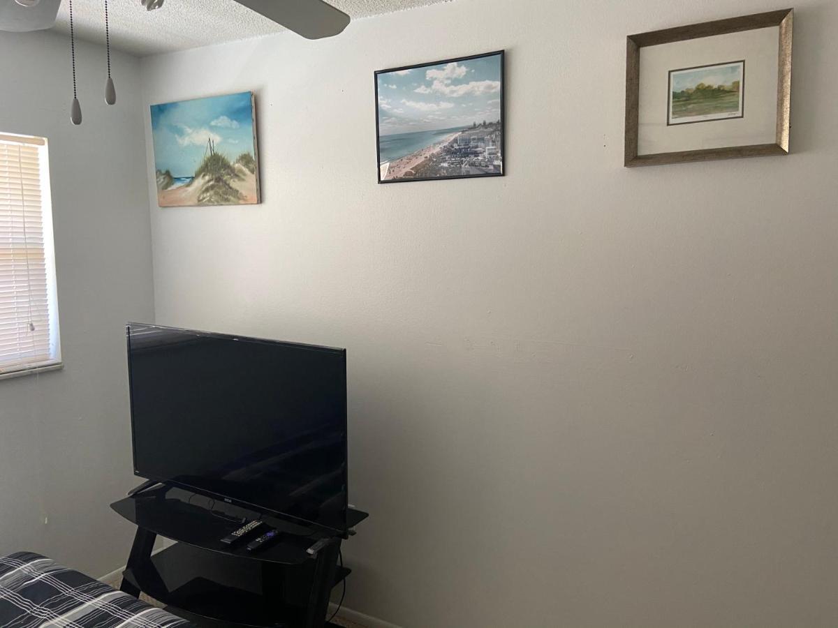 Private Room In A 2 Bedroom 1 Bathroom Shared With Host, On The Beach, Surrounded By Resorts, Only 2 People Max St. Pete Beach Exterior foto